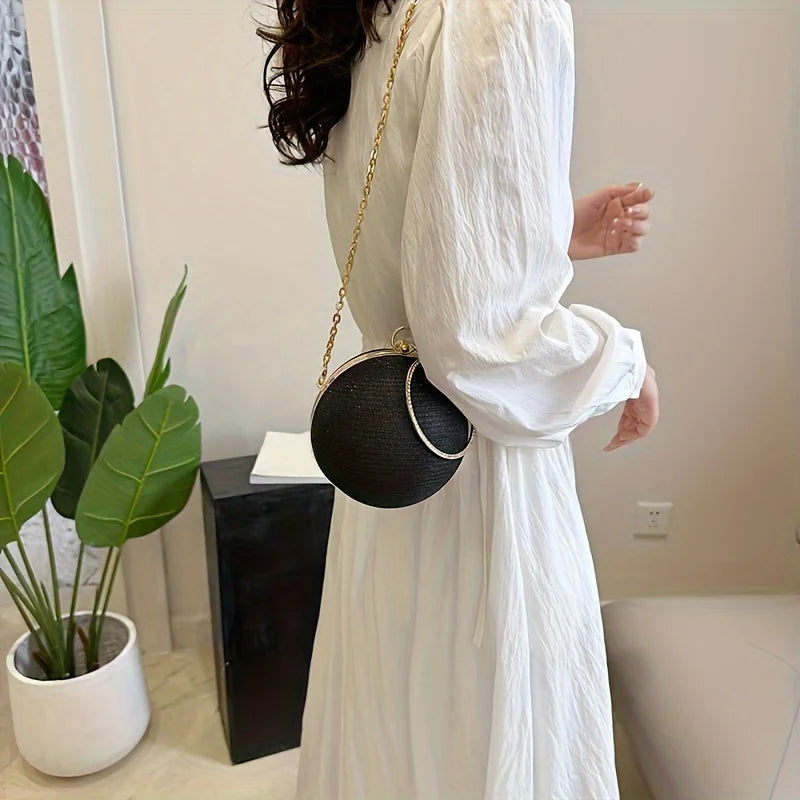 Black hand bag with chain crossbody strap by ๐๐ ๐๐๐ ๐น๐๐๐๐ ๐ป๐๐๐๐ ๏ฟฝ