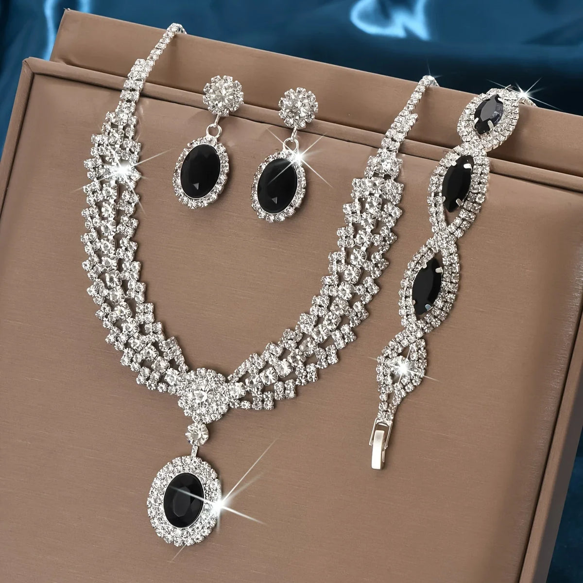Elegant bridal jewelry set with sparkling rhinestone necklace and earrings by ๐๐ ๐๐๐ ๐น๐๐๐๐ ๐ป๐๐๐๏ฟฝ