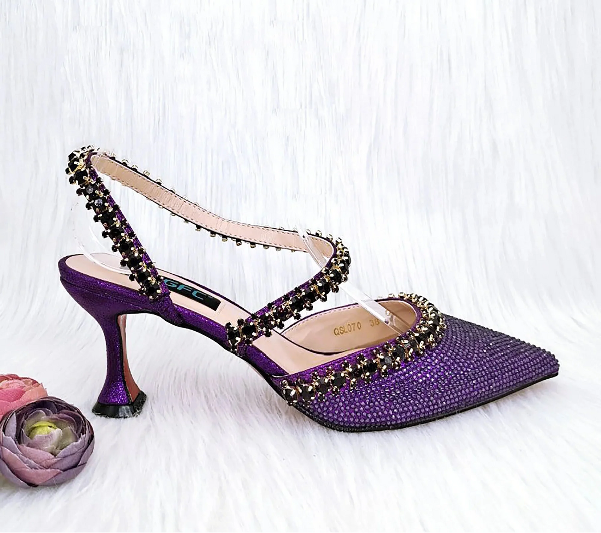 Royal blue MC THE BLACK DIAMOND high heels paired with a metallic drill chain bucket bag for elegant banquet fashion.