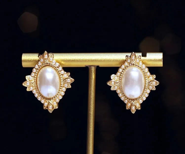 Elegant vintage palace pearl pendant necklace and matching earrings from 𝕄𝕔 𝕋𝕙𝕖 𝔹𝕝𝕒𝕔𝕜 𝔻𝕚𝕒𝕞𝕠�