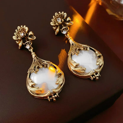 Vintage light luxury jewelry set with flower pendant, pearl earrings, and high-end retro necklace for women, by Mohammad Collection.