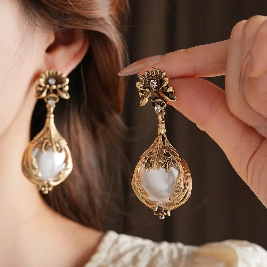 Vintage light luxury jewelry set with flower pendant pearl earrings and inlaid rhinestones, featuring a high-end retro bridal necklace.