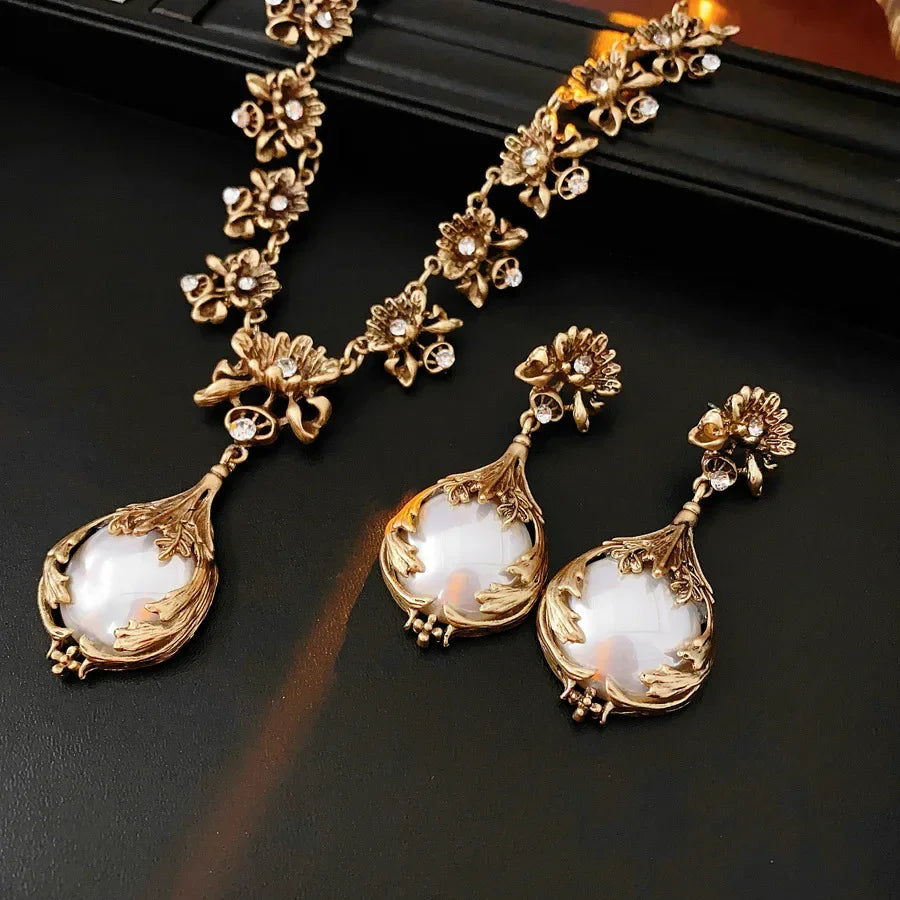 Vintage luxury jewelry set with flower pendant pearl earrings and inlaid rhinestones, featuring a high-end retro bride necklace.
