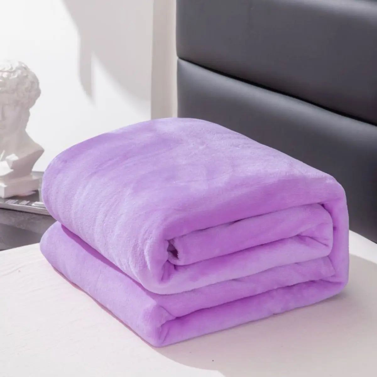 Soft solid color fleece blanket from MC The Black Diamonds, thickened and cozy for comfortable warmth.
