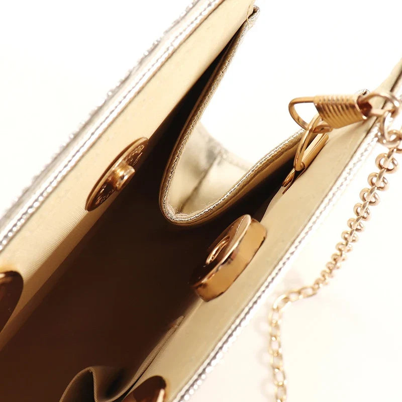 Elegant sparkling rhinestone clutch bag with chain, luxurious diamond details, perfect for evening, wedding, or party events.