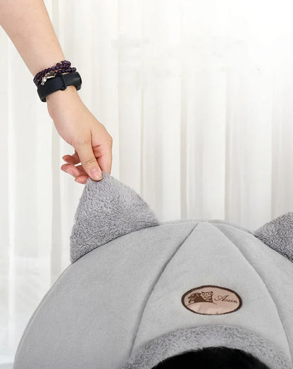 MC THE BLACK DIAMOND pet cave bed for small to large cats, cozy enclosed sleeping space with soft fabric and cave design.