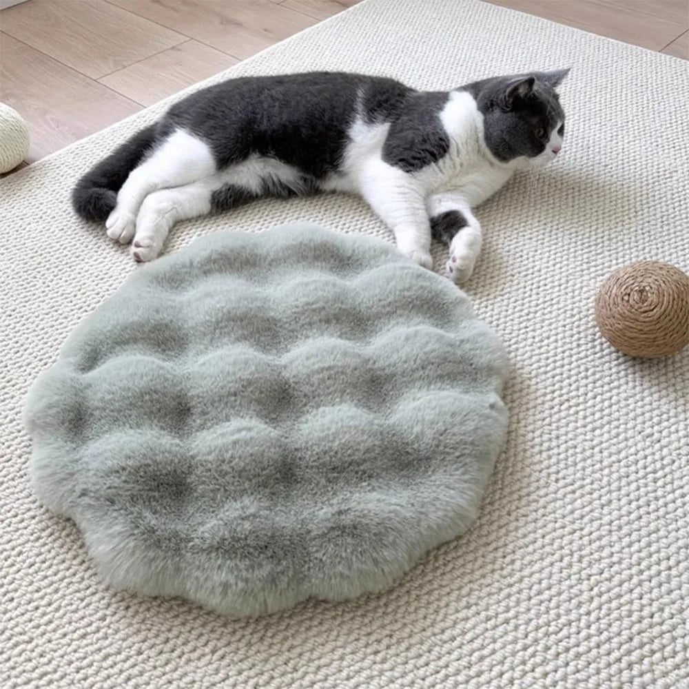 Round washable cat mat with non-slip bottom, pet cushion pad for dogs and cats, featuring insulation and comfortable sleeping surface.
