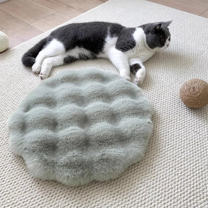 Round washable cat mat with non-slip bottom, pet cushion pad for dogs and cats, featuring insulation and comfortable sleeping surface.