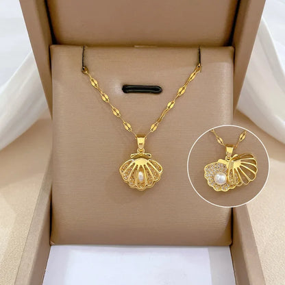 Gold-colored ZAKOL French Shell Pearl necklace by 𝕄𝕔 𝕋𝕙𝕖 𝔹𝕝𝕒𝕔𝕜 𝔻𝕚𝕒𝕞𝕠�
