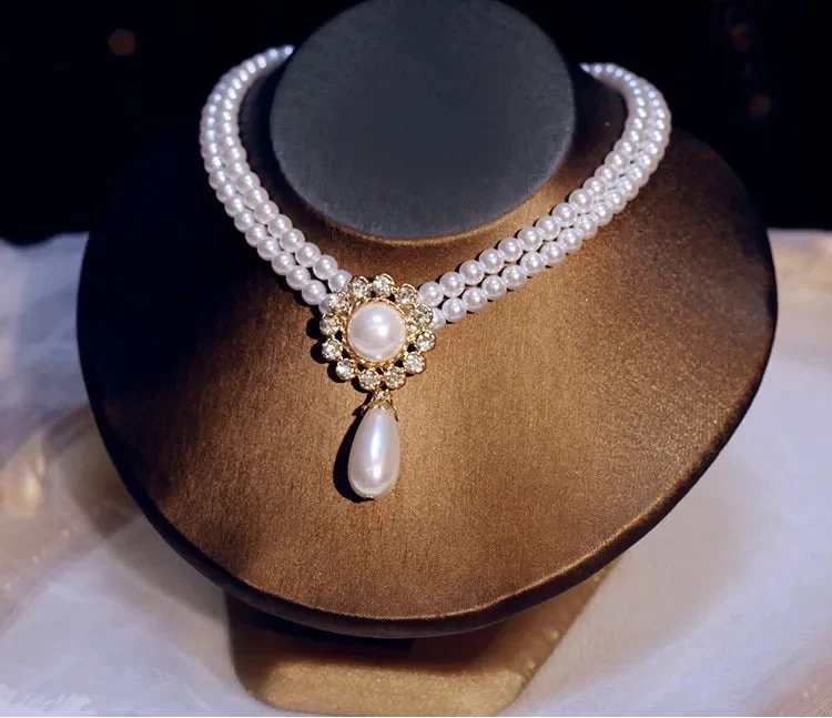 Elegant vintage pearl pendant necklace and matching earrings by 𝕄𝕔 𝕋𝕙𝕖 𝔹𝕝𝕒𝕔𝕜 𝔻𝕚𝕒𝕞𝕠�
