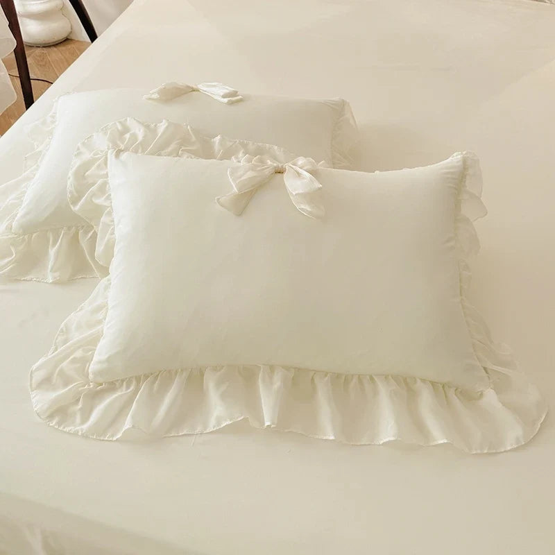 White bedding set with ruffled duvet cover and bedsheets from 𝕄𝕔 𝕋𝕙𝕖 𝔹𝕝𝕒𝕔𝕜 𝔻𝕚𝕒𝕞�