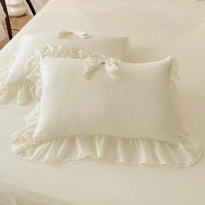 White bedding set with ruffled duvet cover and bedsheets from 𝕄𝕔 𝕋𝕙𝕖 𝔹𝕝𝕒𝕔𝕜 𝔻𝕚𝕒𝕞�