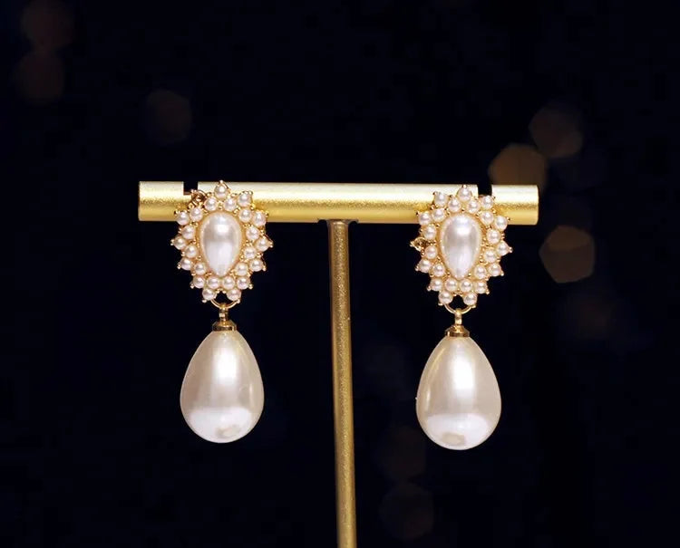 Elegant vintage pearl pendant necklace and matching earrings from 𝕄𝕔 𝕋𝕙𝕖 𝔹𝕝𝕒𝕔𝕜 𝔻𝕚𝕒𝕞𝕠�