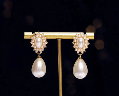 Elegant vintage pearl pendant necklace and matching earrings from 𝕄𝕔 𝕋𝕙𝕖 𝔹𝕝𝕒𝕔𝕜 𝔻𝕚𝕒𝕞𝕠�