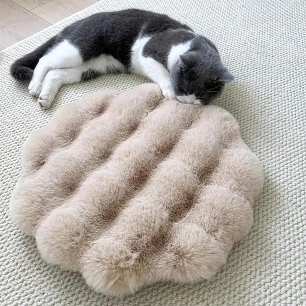 Round washable cat and dog pet cushion bed with non-slip bottom and insulation, ideal for comfortable sleeping and resting.