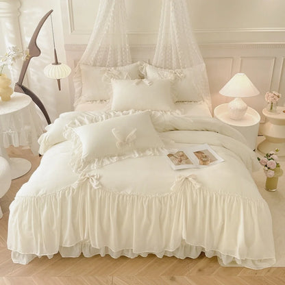 3-piece white bedding set with ruffled duvet cover from 𝕄𝕔 𝕋𝕙𝕖 𝔹𝕝𝕒𝕔𝕜 𝔻𝕚𝕒𝕞𝕠