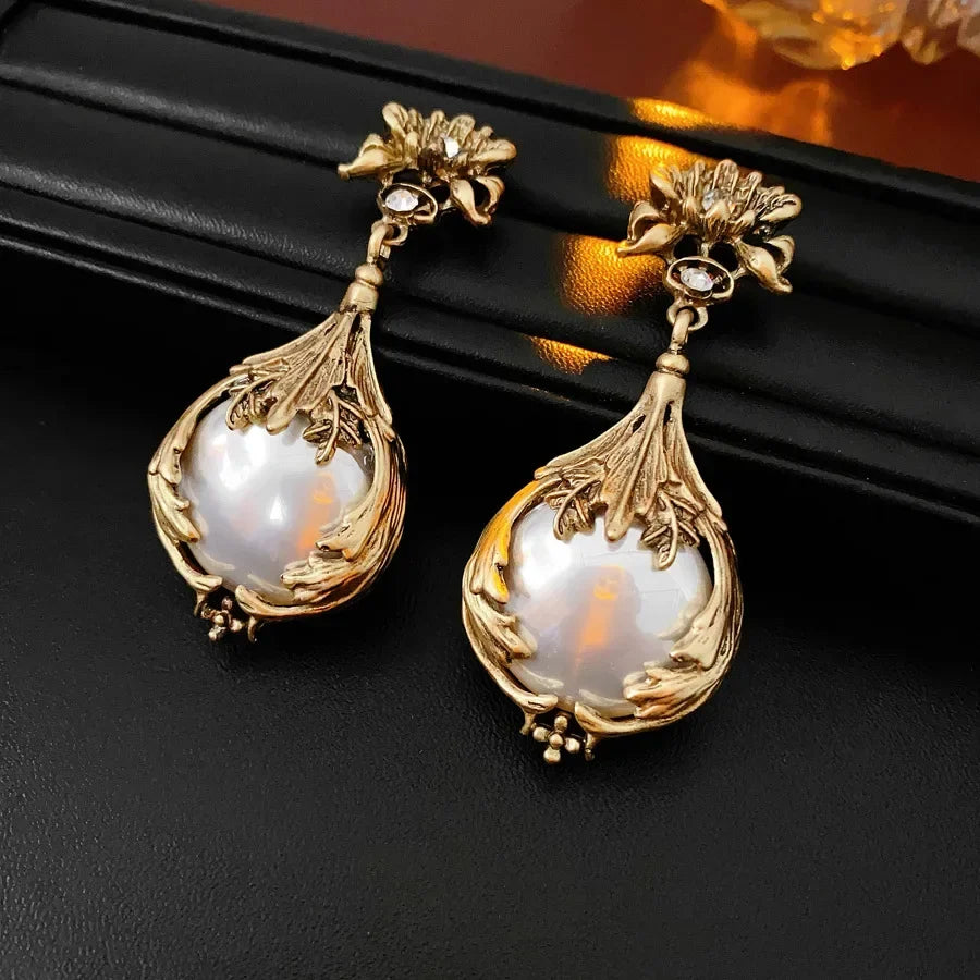 Vintage jewelry set by Mohammad Collection with rhinestone flower pendant pearl earrings and a matching high-end retro necklace.