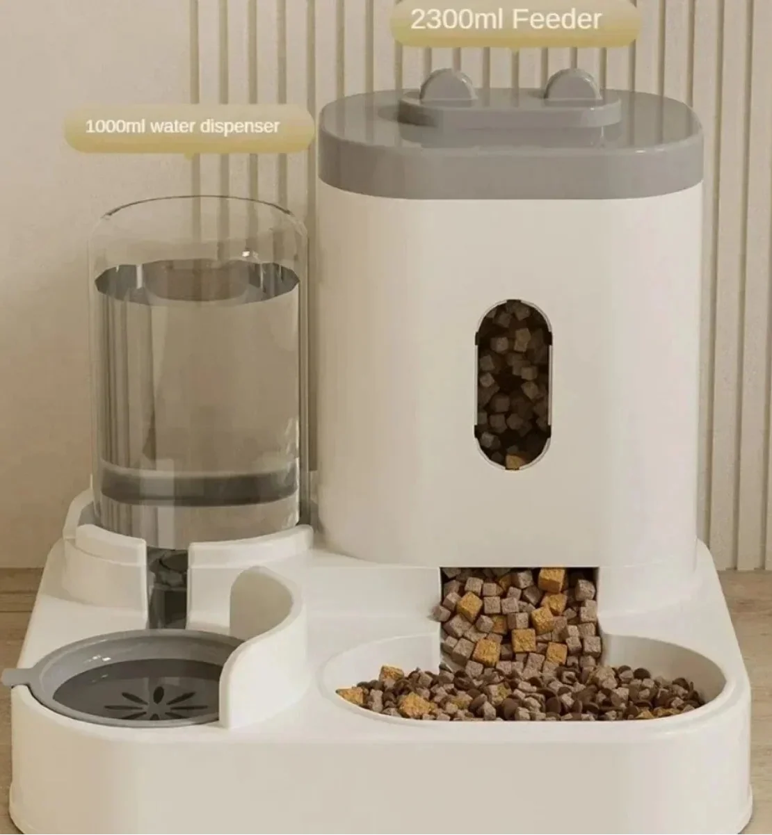 MC THE BLACK DIAMOND pet food bowl with water fountain, automatic feeder for pets, showing a sleek design and water dispensing feature.